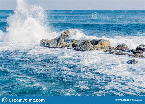 Ondas Do Oceano Que Caem Em Grandes Pedras Na Costa Imagem De Stock