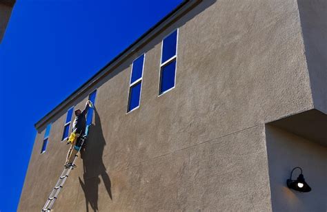 Un hombre está subiendo una escalera en una casa Foto Premium