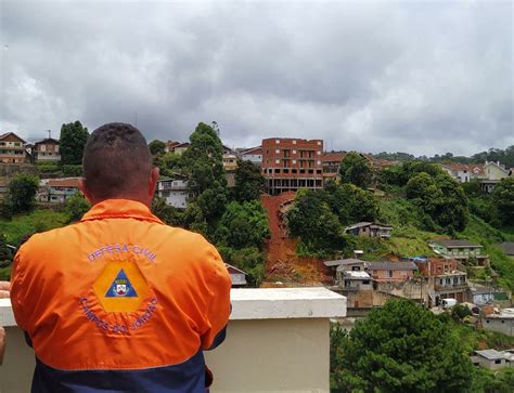 Cinco Casas São Interditadas Após Deslizamento Em Morro Em Campos Do