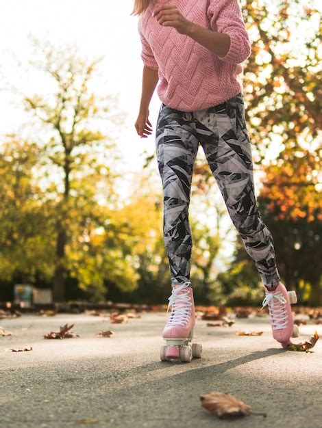 Free Photo Side View Of Woman Roller Skating In Leggings