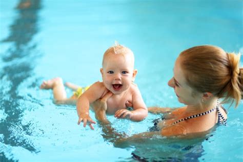 Neonati In Piscina Da Quando E Quali Sono I Possibili Rischi