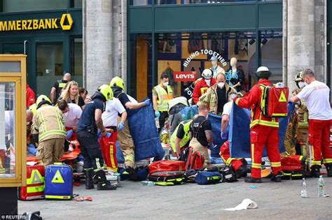 Auto Sulla Folla A Berlino Dago Fotogallery