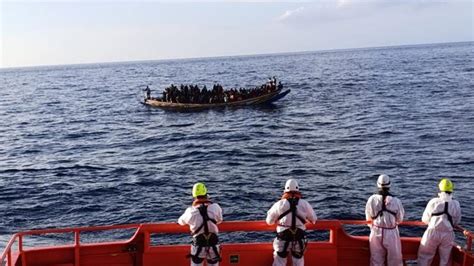 MIGRANTES CANARIAS Salvamento acompaña a El Hierro a dos cayucos con