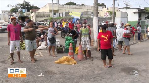 Feirantes Protestam Contra O Fechamento Do Centro De Abastecimento E