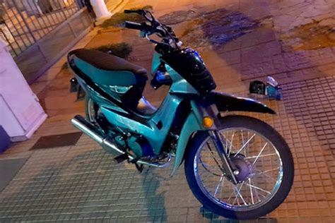 Despistó con su moto y chocó contra el frente de una casa en calle