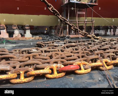 Cadena De Anclaje Del Buque Contenedor De Carga Que Permanece Sobre