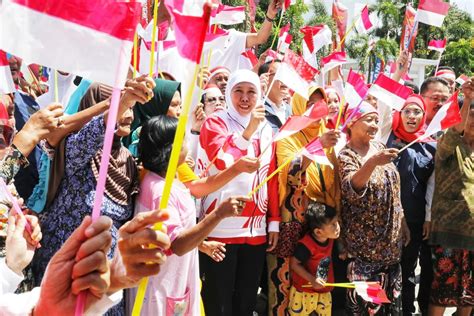 Meriahkan Hut Ke Ri Gubernur Khofifah Bagikan Ribu Bendera Dan