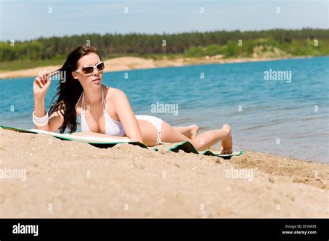 Impresionante playa de verano mujer tomando el sol en bikini Fotografía