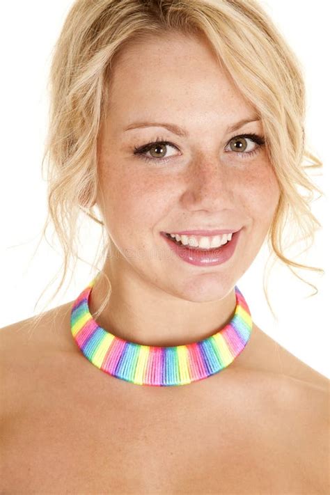 Femme En Bikini Arc en ciel Femme D âge Moyen Bien Tressée En Maillot De Bain Arc en ciel à L