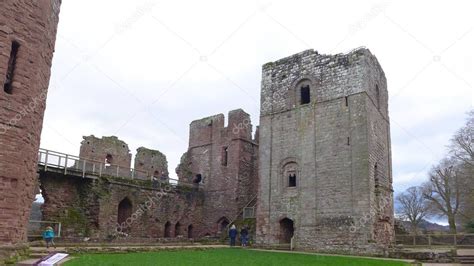 Foto En Ngulo Bajo De Una Porci N De Las Ruinas Del Castillo De