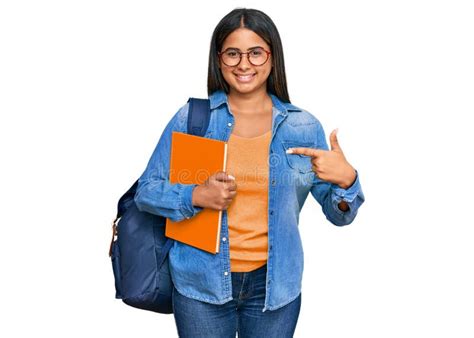 Una Joven Latina Con Una Mochila Estudiantil Y Sosteniendo Libros Alegres Con Una Sonrisa En La