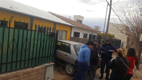 Perdió El Control Del Auto Y Chocó Contra Un Paredón De Una Casa En Plaza Huincul