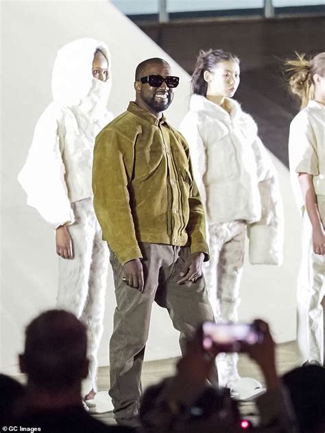 Kanye Wearing Nike Socks With His Foam Runners Ryeezys Atelier Yuwaciaojp