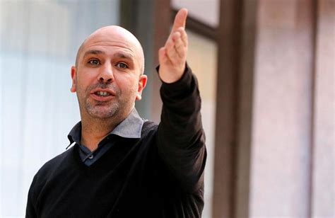 Checco Zalone Cerca Comparse Per Sanremo Paese In Tilt Ma Uno