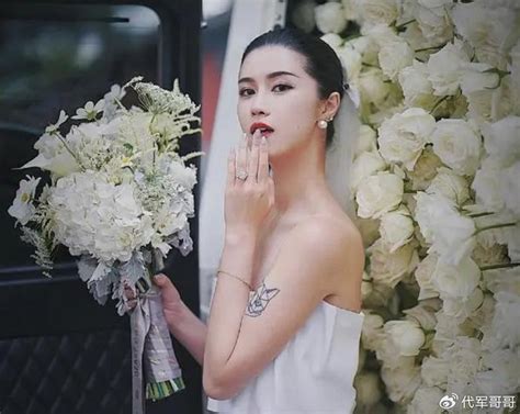 又一位31岁女艺人宣布结婚！两人一见钟情，老公气质出众身材魁梧