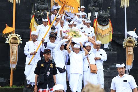 Gubernur Wayan Koster Dan Wagub Tjok Oka Sukawati Menghaturkan Bhakti