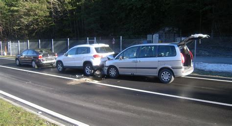 Schattdorf UR Auffahrkollision Zwischen Drei Urner Personenwagen