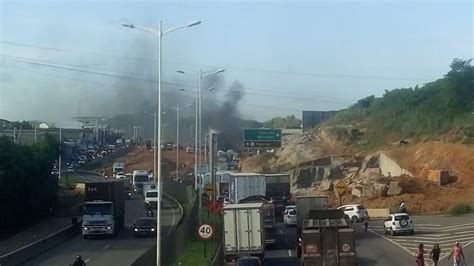 A Gazeta Manifestantes Fecham A Rodovia Do Contorno Em Cariacica