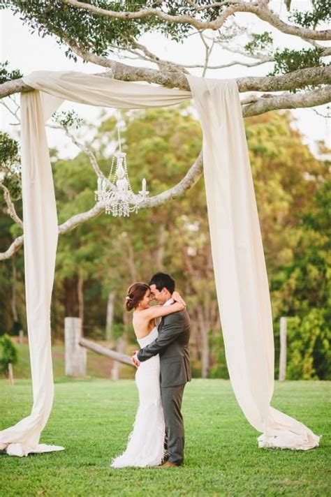 27 Beautiful Living Tree Wedding Backdrops And Arches Weddingomania