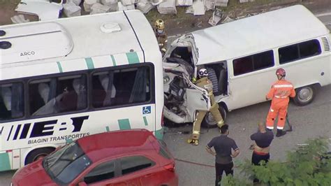 Motorista Fica Ferido Após Kombi Bater Em Traseira De Micro ônibus Na