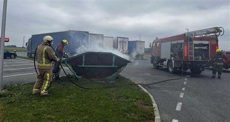 FOTO Zapalio se kontejner pun smeća kod benzinske postaje vatrogasci