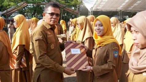 Hari Kesehatan Nasional Pemkab Gowa Berikan Penghargaan Nakes