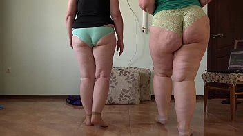Dos Maduras Bbw Con Jugosas Pawg Hacen Fitness En Casa Y Se Desnudan Poco A Poco Muestra