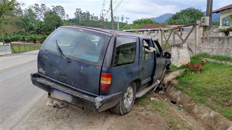 VIDEO Passageiro fica ferido após colisão entre carros em Botuverá