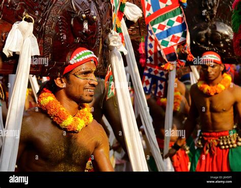 Indian gay men dancing Banque de photographies et dimages à haute résolution Alamy