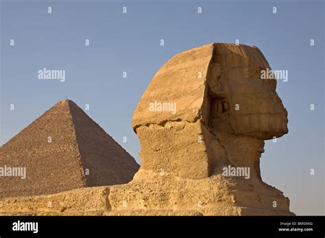 Kairo Giza The Great Sphinx And Pyramid Of Cheops Stock Photo Alamy