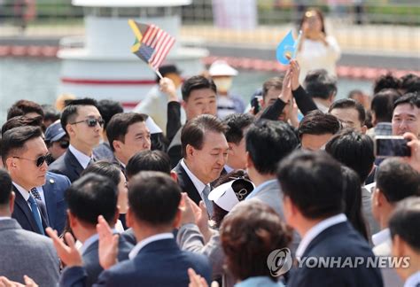 재외동포청 개청 기념행사 입장하는 윤석열 대통령 연합뉴스