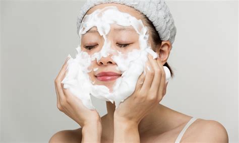 5 Rekomendasi Face Wash Untuk Kulit Kering Ampuh Menghidrasi