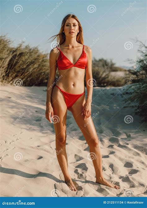 Mujer De Belleza Delgada En Bikini Posando En La Playa De Arena Modelo
