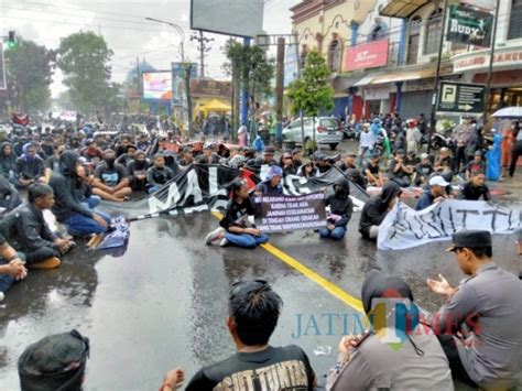 Gelar Aksi Di Simpang Empat Kepanjen Selain Ingatkan Proses Hukum