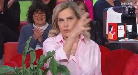 Simona Ventura con il viso bloccato in tv la malattia Cos è la paresi