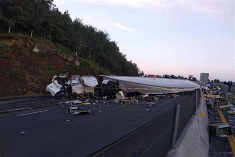 Trailero Muere Al Volcar Su Unidad En La Carretera Xalapa Perote Xeu