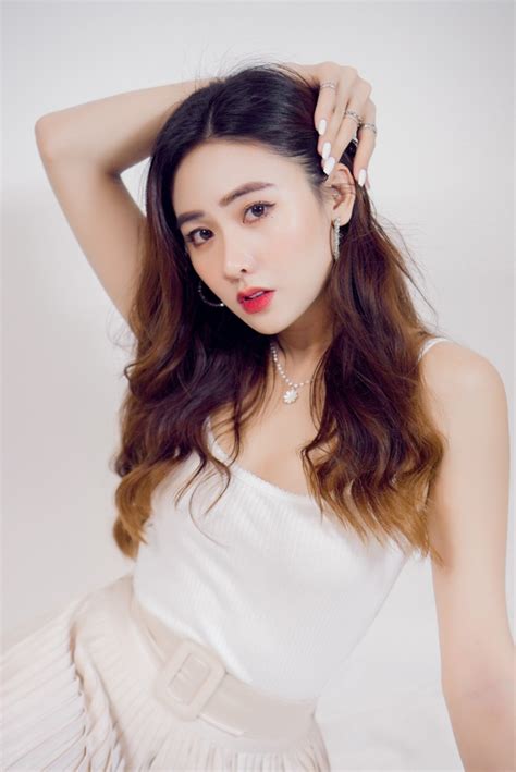Hot TikToker xinh đẹp gây sốt với clip cạp đất mà ăn giả mà như thật Báo Dân trí