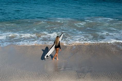 Mujer Joven Hermosa En Bikini Con El Tablero De Resaca En La Playa De La Isla Tropical Imagen De