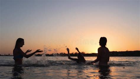 Chicas Mojadas Felices En Bikini Corren Al Mar Jugando Salpicar Agua Entre Ellas Al Atardecer