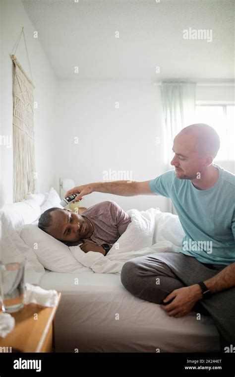 Man gay bed Banque de photographies et dimages à haute résolution Alamy