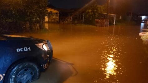 Chuva Provoca Estragos Bloqueia Vias E Deixa Mil Clientes Do Rs