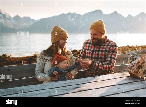 Los Padres Con Un Beb Feliz Familia Del Padre Y De La Madre Al Aire