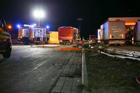 A Bei Eisenach Lkw Kippt Nach Heftigem Crash Um Fahrbahn