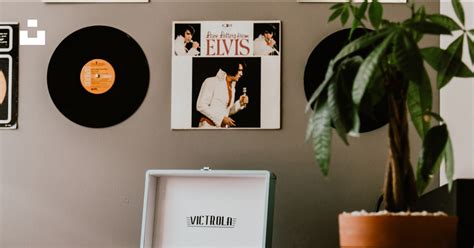 Elvis Presley vinyl sleeve photo – Free Indoors Image on Unsplash