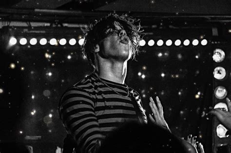 Photos: Yungblud - Baby's All Right | Stars and Scars