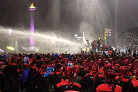 Ini Sebab Polisi Bubarkan Paksa Demo Buruh Di Istana