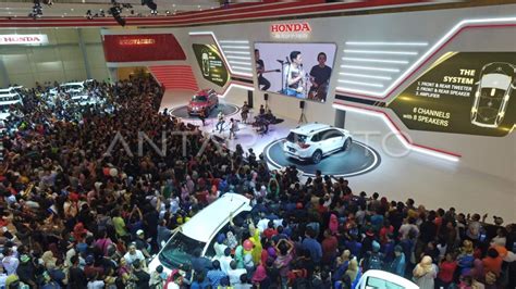 AKSI ARIEL DI PANGGUNG HONDA ANTARA Foto