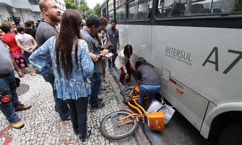 Polícia faz reconstituição de atropelamento de ciclista em Botafogo