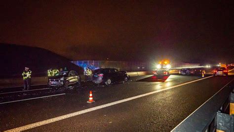 A8 Bei Rutesheim Teilweise Gesperrt Frau Steigt Nach Unfall Aus