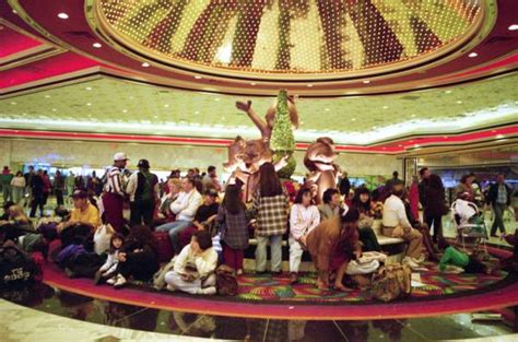 Crowds fill the MGM Grand hotel lobby to make reservations at 5,005 room hotel in December 1993 ...